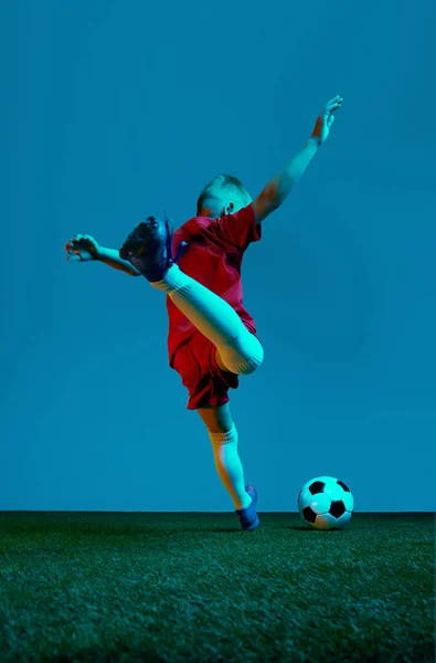 Kopnij Piłkę Aktywny Chłopak Wieku Szkolnym Trening Piłkarza Piłką Nożną — Zdjęcie stockowe