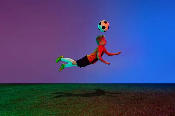 Aktywny Energiczny Chłopak Wieku Szkolnym Trening Piłkarza Piłką Nożną Ciemnoniebieskim — Zdjęcie stockowe