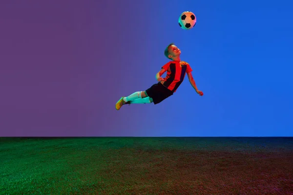 Studio Zdjęcie Małego Chłopca Piłkarza Mundurze Sportowym Skaczącego Piłką Nożną — Zdjęcie stockowe
