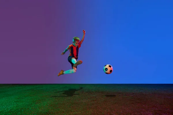 Aktiver Energiegeladener Junge Schulalter Fußballspieler Der Mit Fußball Vor Dunkelblauem — Stockfoto