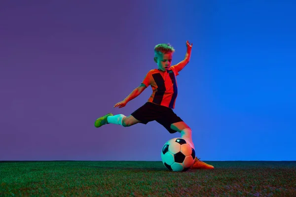 Ein Sportliches Kind Junge Roter Uniform Beim Fußballtraining Vor Dunkelblauem — Stockfoto