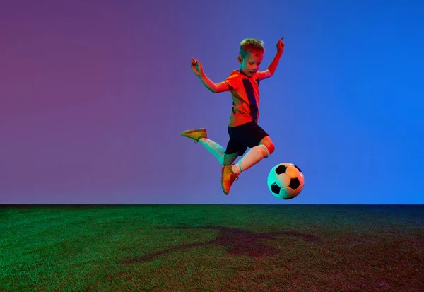 Άνδρας Αρχάριος Ποδοσφαιριστής Αθλητική Στολή Δράση Κίνηση Μπάλα Πάνω Από — Φωτογραφία Αρχείου