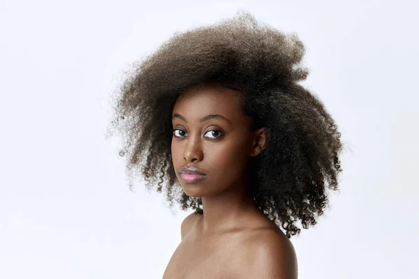 Портрет Красивої Молодої Африканської Жінки Кучерявим Брюнеткою Ефірі Добре Тримає — стокове фото