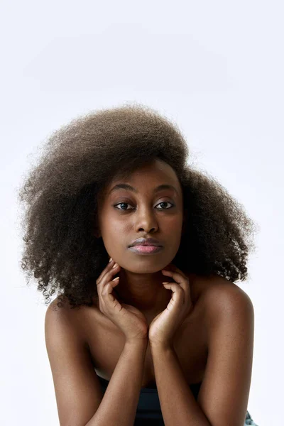 Beauty Races Portrait Young African Woman Curly Hair Well Kept — Stock Photo, Image