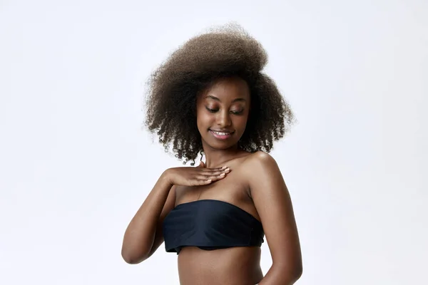 Spf Lichaamsverzorging Mooie Lachende Jonge Afrikaanse Vrouw Met Een Gladde — Stockfoto