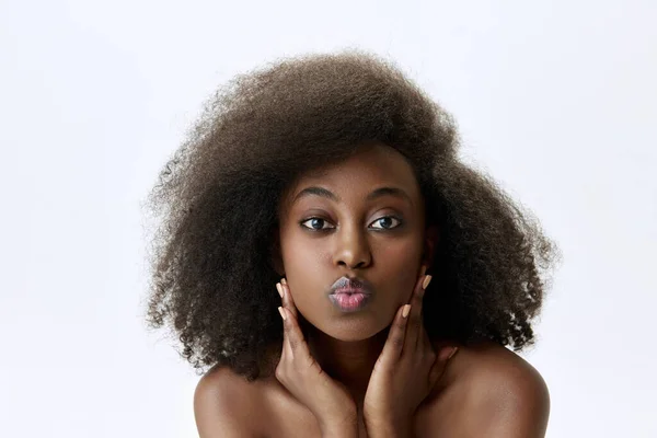 Küsse Porträt Einer Attraktiven Jungen Afrikanischen Frau Mit Gesunder Makelloser — Stockfoto