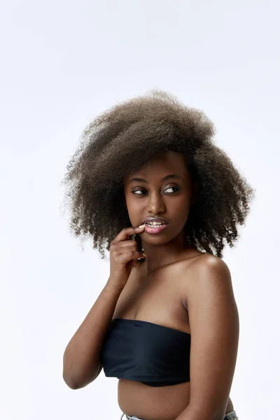 Porträt Einer Schönen Jungen Afrikanischen Frau Mit Lockigem Haar Gepflegter — Stockfoto