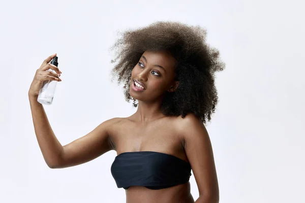 Schöne Junge Afrikanische Frau Verwendet Gesichtsspray Für Getönte Haut Feuchtigkeitsspendenden — Stockfoto