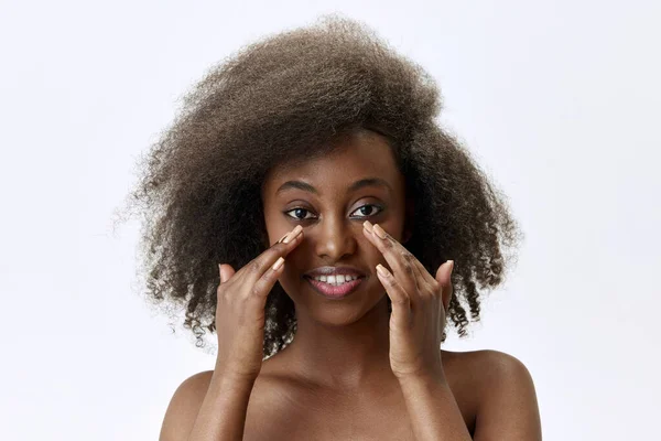 Beautiful Young African Woman Curly Hair Taking Care Skin Applying — Stock Photo, Image