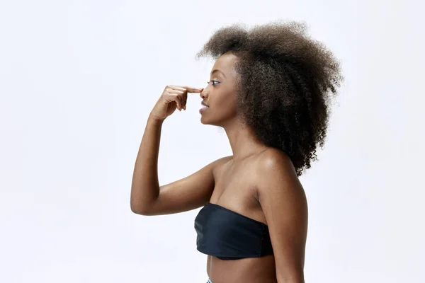 Schöne Junge Afrikanische Frau Mit Lockigem Haar Die Die Nase — Stockfoto