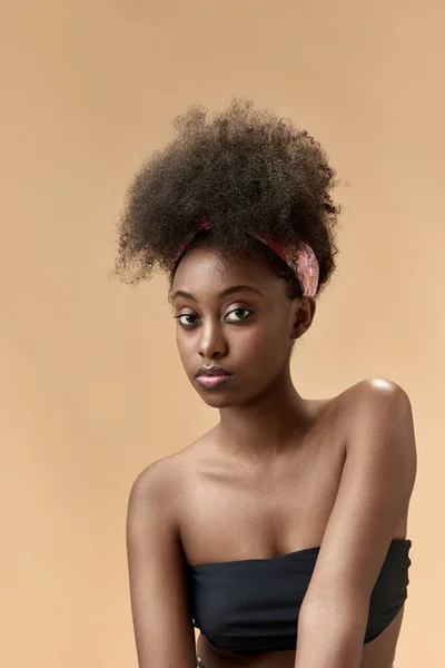Zärtlichkeit Porträt Einer Jungen Schönen Afrikanischen Frau Mit Gepflegter Gesunder — Stockfoto
