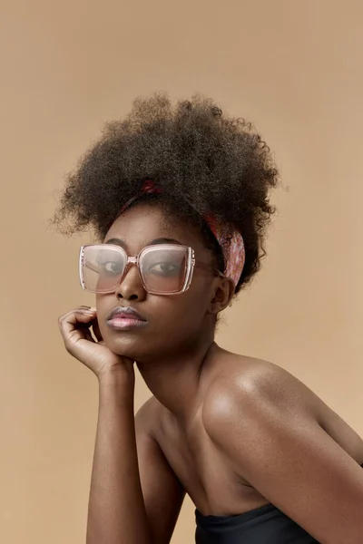 Porträtt Ung Snygg Vacker Afrikansk Kvinna Toppen Och Trendiga Solglasögon — Stockfoto