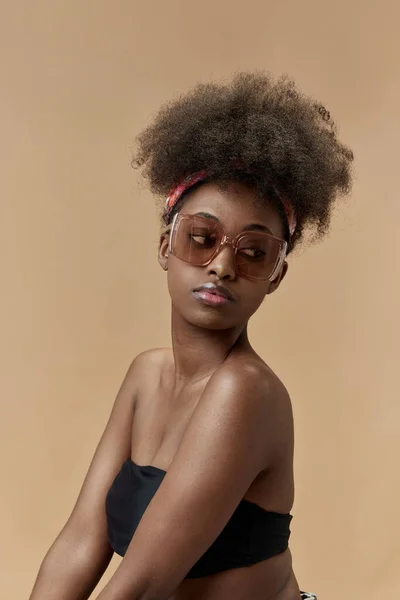 Porträtt Ung Snygg Vacker Afrikansk Kvinna Toppen Och Trendiga Solglasögon — Stockfoto