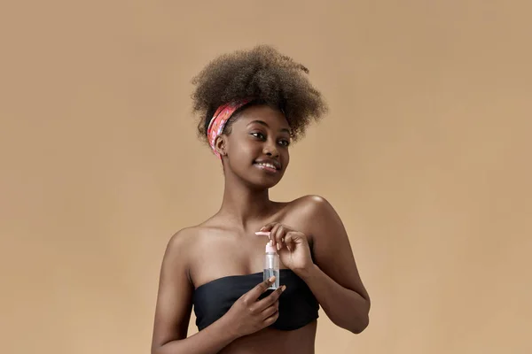Porträtt Ung Vacker Afrikansk Kvinna Som Tar Hand Huden Med — Stockfoto