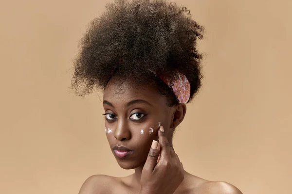 Close Portret Van Jonge Mooie Afrikaanse Vrouw Aanbrengen Gezicht Hydraterende — Stockfoto