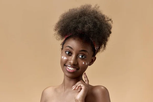 Spfケア スタジオの背景に顔保湿クリームを適用若い 美しい アフリカの女性の肖像画 自然の美しさの概念 スキンケア ファッション ウェルネス — ストック写真