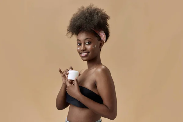 Ekologisk Kosmetika Porträtt Ung Vacker Afrikansk Kvinna Tillämpa Ansikte Återfuktande — Stockfoto