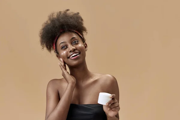Porträtt Ung Positiv Vacker Afrikansk Kvinna Applicera Ansikte Återfuktande Kräm — Stockfoto