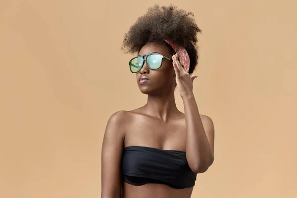 Porträtt Ung Vacker Afrikansk Kvinna Snygga Solglasögon Och Håraccessoarer Poserar — Stockfoto