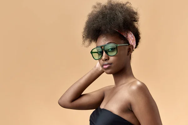 Porträt Einer Jungen Stylischen Schönen Afrikanerin Mit Karierter Sonnenbrille Die — Stockfoto