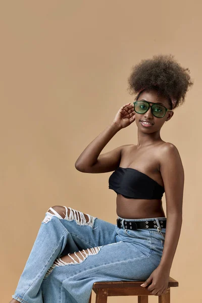 Portret Van Jonge Stijlvolle Mooie Afrikaanse Vrouw Tredy Zonnebril Topje — Stockfoto