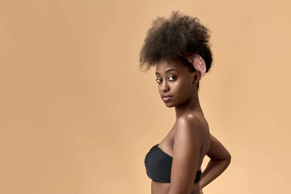Porträtt Ung Vacker Afrikansk Kvinna Med Välskött Hud Poserar Topp — Stockfoto