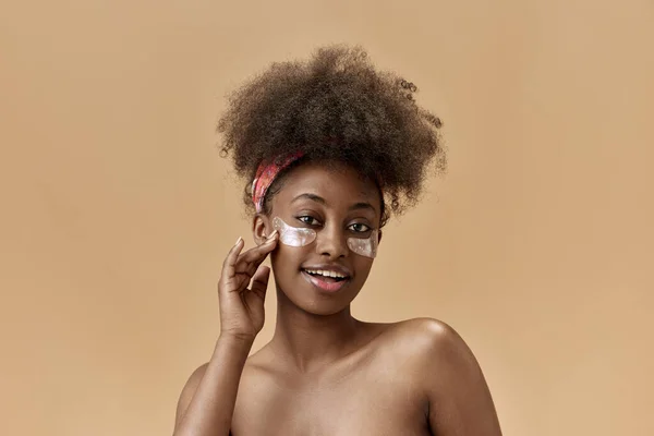 Portret Van Een Mooie Jonge Afrikaanse Vrouw Die Huid Verzorgt — Stockfoto