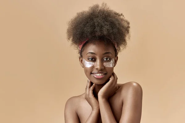 Porträt Einer Schönen Jungen Afrikanischen Frau Die Sich Ihre Haut — Stockfoto