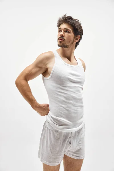 Muskulöses Männliches Modemodel Baumwollunterwäsche Posiert Isoliert Vor Weißem Hintergrund Männlichkeit — Stockfoto