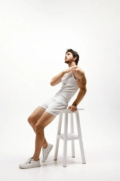 Erkeklik Güç Beyaz Stüdyo Geçmişine Poz Veren Beyaz Giysili Yakışıklı — Stok fotoğraf