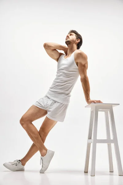 男子气概和力量 年轻英俊的白种人 身穿家居服 摆出一副白色工作室的样子 男性健康 男性美体 广告的概念 — 图库照片