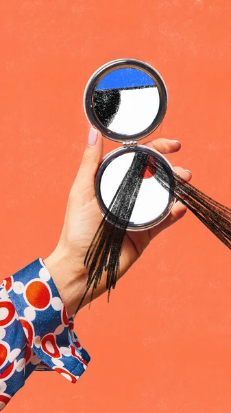 Colagem Arte Contemporânea Com Mão Feminina Segurando Pequeno Espelho Com — Fotografia de Stock