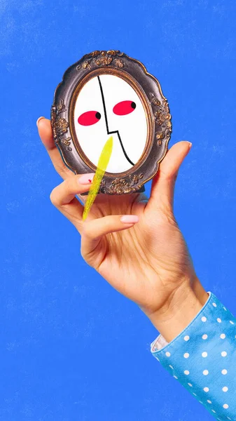 Коллаж Современного Искусства Женской Рукой Маленьким Зеркалом Нарисованным Выражением Лица — стоковое фото