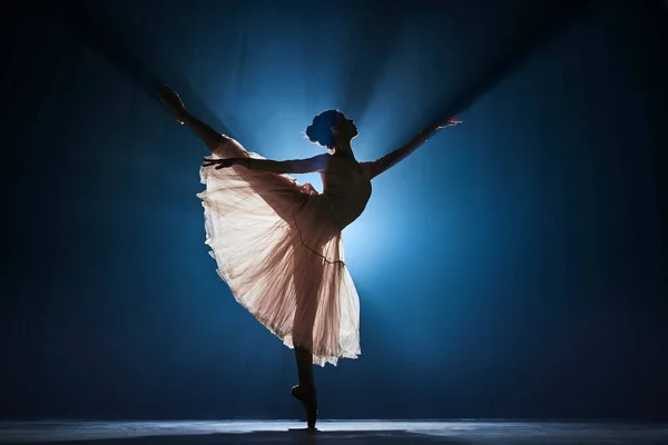 Theatrale Voorstelling Mooie Tedere Sierlijke Ballerina Dansend Tegen Donkerblauwe Achtergrond — Stockfoto