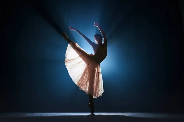 Elegant Smal Begåvad Flicka Kvinnlig Balett Dans Mot Mörkblå Bakgrund — Stockfoto