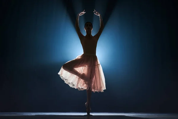 Élégante Gracieuse Danseuse Mince Ballerine Dansant Sur Fond Bleu Foncé — Photo