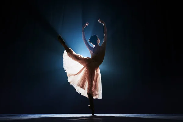 Silhuett Anbud Graciös Ung Kvinna Ballerina Utför Dansar Över Mörkblå — Stockfoto