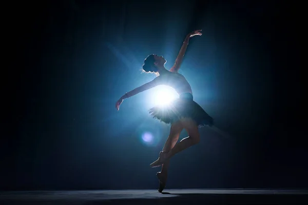 Приваблива Художня Талановита Молода Дівчина Балерина Танцює Класичний Танець Виступаючи — стокове фото