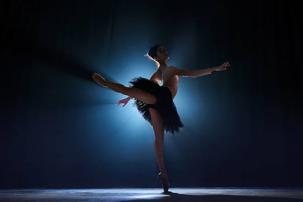 Театральна Вистава Красива Ніжна Витончена Балерина Танцює Темно Синьому Фоні — стокове фото