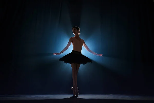 テンダーでエレガントで才能のある女性のシルエット スポットライトのあるダークブルーの背景を背景に舞台上でパフォーマンスするバレエダンサー 古典バレエ 創造性 美しさ 広告の概念 — ストック写真