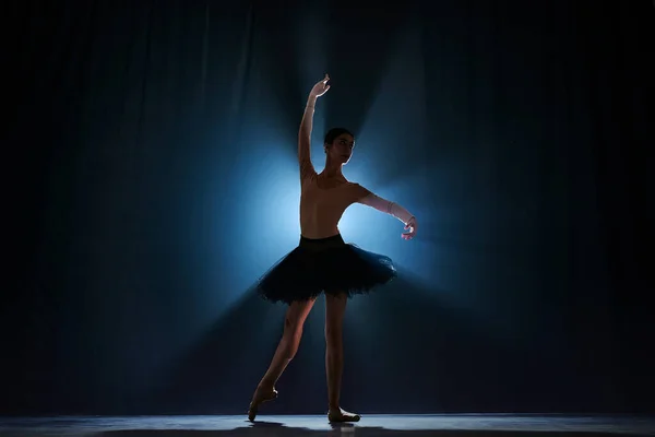 Елегантний Силует Елегантної Молодої Дівчини Танцівниця Балету Танцює Сцені Темно — стокове фото
