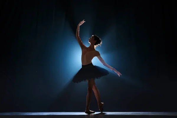 Елегантна Витончена Струнка Танцівниця Балерина Танцює Темно Синьому Фоні Прожектором — стокове фото