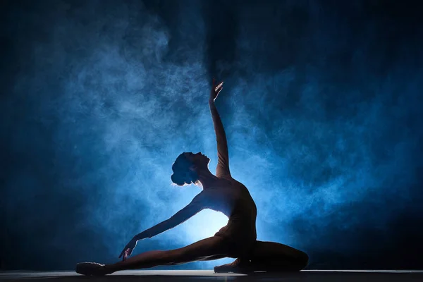 Graciosa Bela Elegante Jovem Dançarina Balé Realizando Contra Fundo Azul — Fotografia de Stock