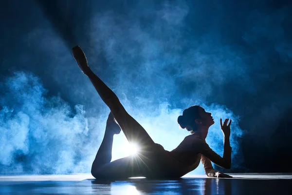 Нежность Чувственность Изящная Красивая Элегантная Женщина Балерина Делает Выступление Темно — стоковое фото