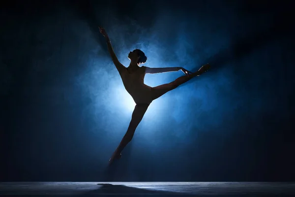 Тонка Красива Граційна Балерина Робить Творчий Виступ Сцені Темно Синьому — стокове фото