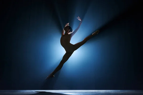 Feminilidade Elegante Linda Jovem Bailarina Dançando Contra Fundo Azul Escuro — Fotografia de Stock