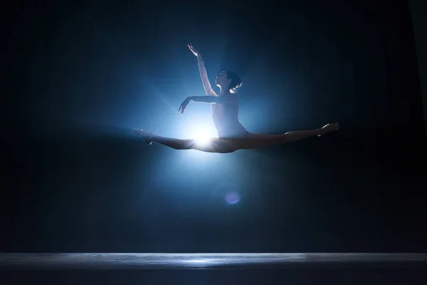 Elegant Kvinnlighet Vacker Ung Kvinna Ballerina Dansar Mot Mörkblå Bakgrund — Stockfoto