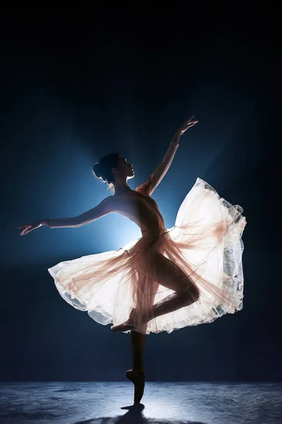 Theatrale Voorstelling Mooie Tedere Sierlijke Ballerina Dansend Tegen Donkerblauwe Achtergrond — Stockfoto