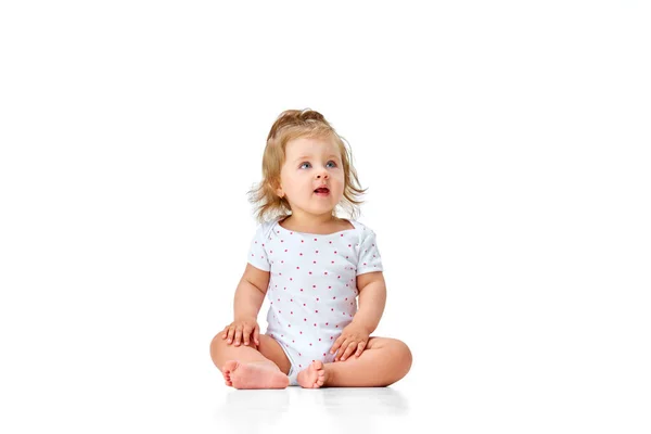 Neugieriges Kind Kleines Süßes Mädchen Kleinkind Windel Auf Dem Boden — Stockfoto