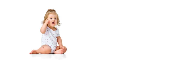Linda Calma Bebê Curioso Menina Sentada Chão Olhando Contra Fundo — Fotografia de Stock